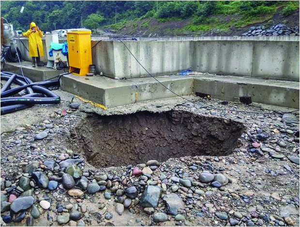 31 Ponor vo gradežna jama poradi podzemna erozija (HEC Kirnati, Gruzija)