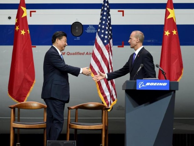 Chinese President Xi shakes hands with Muilenburg, president and CEO of the Boeing Company, after Xi's tour of the Boeing factory in Everett, Washington