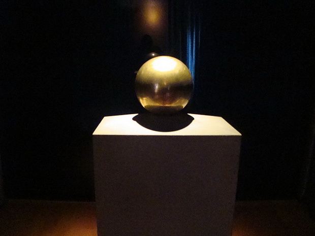 1024px-Urn_with_Teslas_ashes