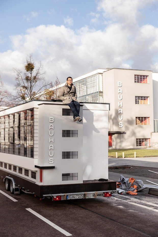 Wohnmaschine von Van Bo Le Mentzel  vor dem Bauhaus in Dessau, 02.01.2019