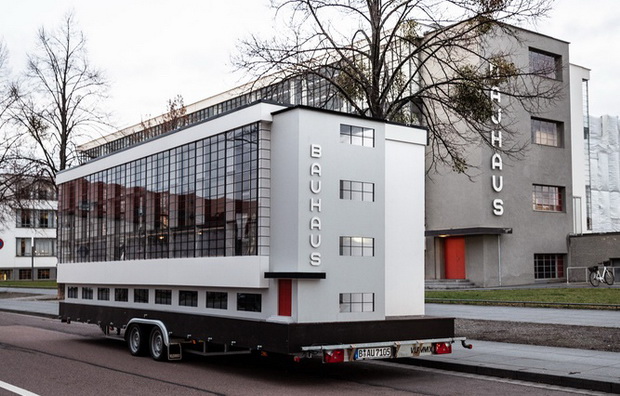 Wohnmaschine von Van Bo Le Mentzel  vor dem Bauhaus in Dessau, 02.01.2019