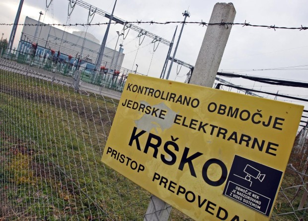  24.11.07 opozorilna tabla pred nuklearno ekektrarno krsko, stavba, ograja, NEK; foto:sasa despot