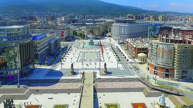 1200px-Скопје_-_Плоштад_Македонија