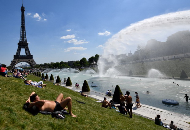 FRANCE-WEATHER-TOURISM-FEATURE