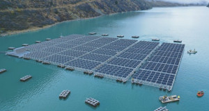 Пловечка соларна електрана на езерото Тул, на Алпите