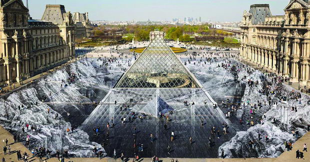 Голема оптичка илузија создадена од уметникот ЈР за прославата на 30 от роденден на Стаклената пирамида