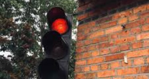 Кафуле во Белгија одржува дистанца со семафор за гостите