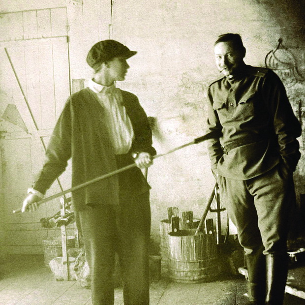 Natalia_Goncharova_and_Mikhail_Larionov,_Moscow,_1913_resize