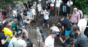 Кога граѓаните ќе ја земат правдата во свои раце: Активисти го раскопаа цевководот за мала хидроцентрала