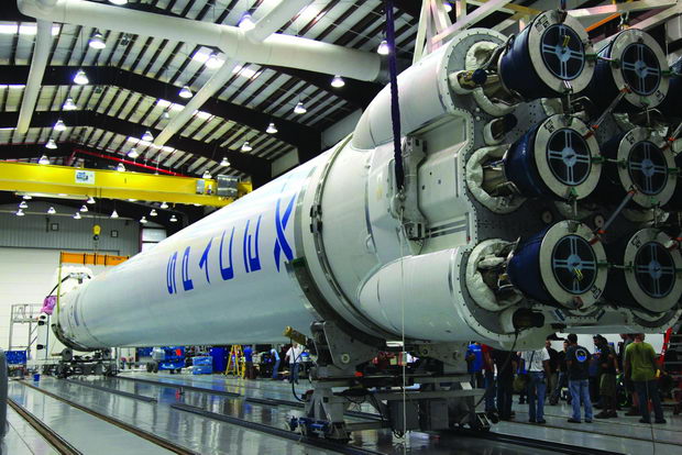 Falcon 9 pred podgotovkite za lansiranje vo Kejp Kanaveral