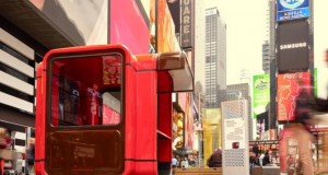 Познатиот југословенски црвен киоск, поставен на Times Square во Њујорк