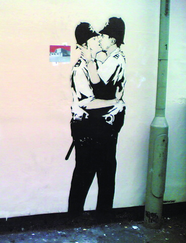 Banksy_Kissing_Policemen_resize