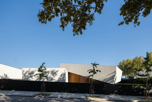 Casa Tilt em Gondomar com arquitectura Mutant e fotografias de I