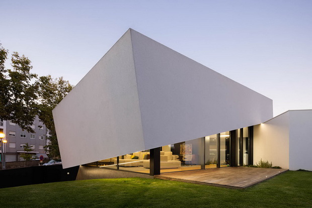 Casa Tilt em Gondomar com arquitectura Mutant e fotografias de I