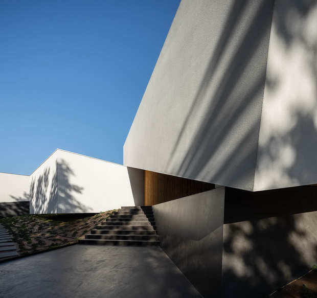 Casa Tilt em Gondomar com arquitectura Mutant e fotografias de I
