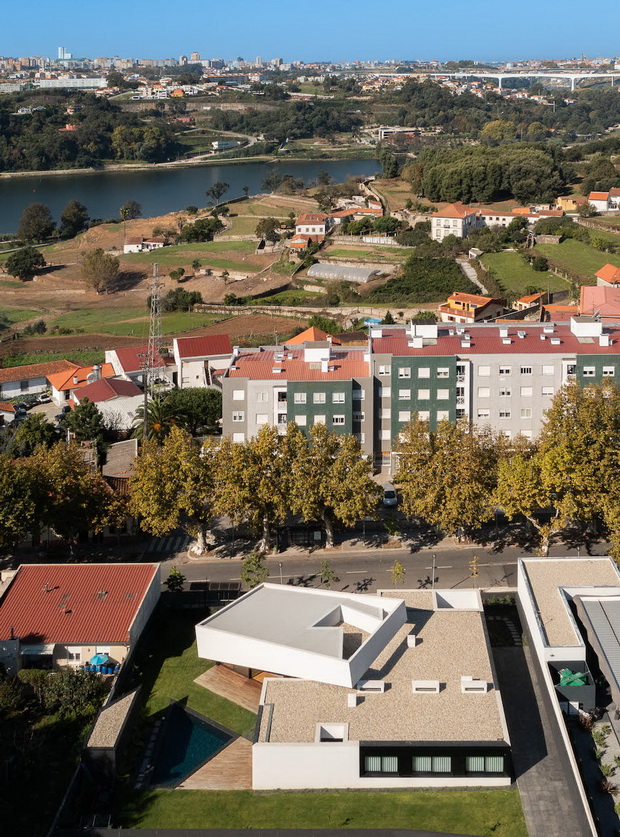 Casa Tilt em Gondomar com arquitectura Mutant e fotografias de I