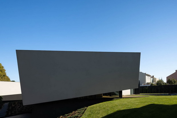Casa Tilt em Gondomar com arquitectura Mutant e fotografias de I