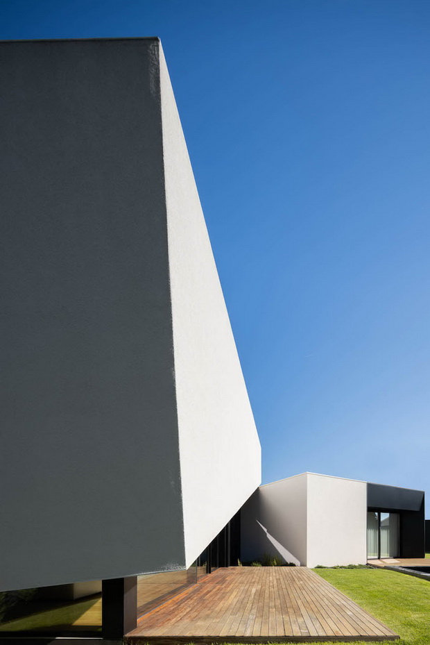 Casa Tilt em Gondomar com arquitectura Mutant e fotografias de I