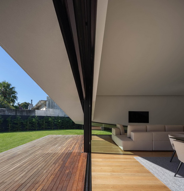 Casa Tilt em Gondomar com arquitectura Mutant e fotografias de I