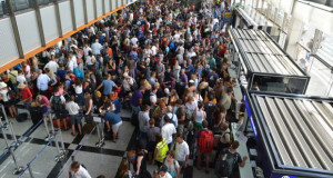 Невиден хаос и проблеми на аеродромите низ Европа и САД