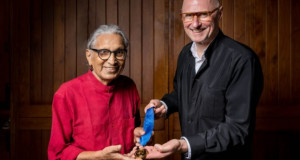 RIBA медалот официјално доделен на Балкришна Доши на свечена церемонија