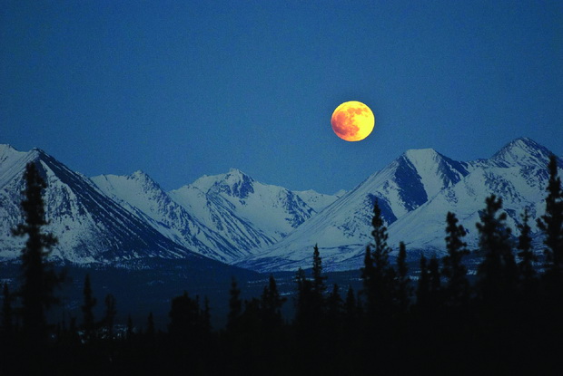 moon-over-the-mountains-at-denali-national-park-alaska_resize