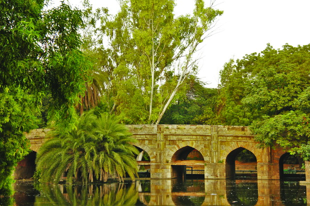 Athpula_(eight_piered)_Bridge_in_Lodi_gardens_resize