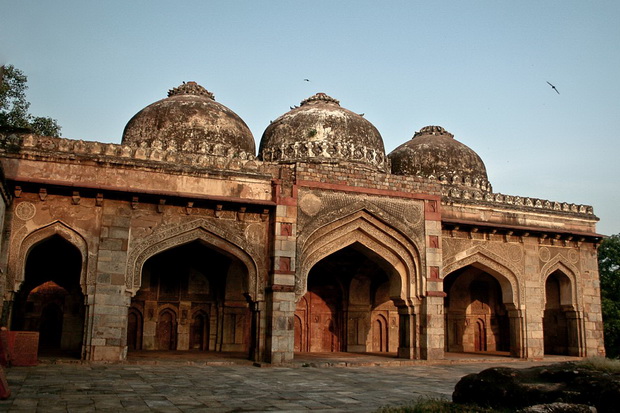 Bada_Gumbad,_a_three_domed_masjid_(mosque),_Lodhi_Gardens,_Delhi_resize