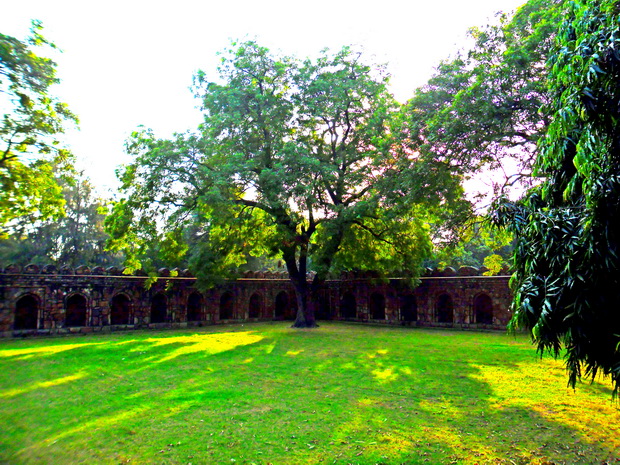 Walled_enclosure_of_the_Sikander_Lodi's_Tomb_resize