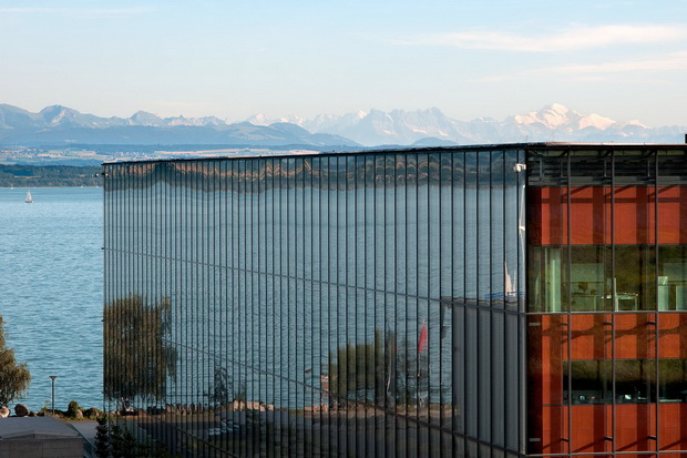 Зелена коцка втопена во пејзажот на швајцарско езеро