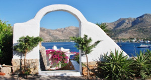 Остров Тилос: Бисер во Егејско море кој паметно управува со отпадот