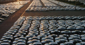 Проблеми за автомобилската индустрија: Илјадници возила чекаат во големото германско пристаниште