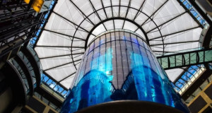 Колапс на AquaDom: Зошто пукна најголемиот цилиндричен аквариум во светот (ВИДЕО)