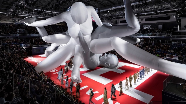 Соборен Гинисов рекорд: Најголемата скулптура на надувување на ревија во Милано