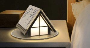 Мала светилка во форма на куќа, идеално место за одмор на книги