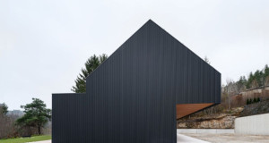 Куќа во Словенија со темна фасада импресионира со својот геометриски дизајн