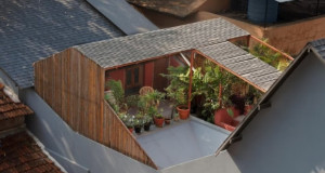 Во Индија, транспарентна куќа исполнета со светлина помеѓу дворовите и терасаите