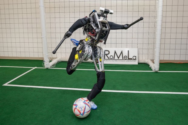 Роботот ARTEMIS патува во Франција да игра фудбал на RoboCup
