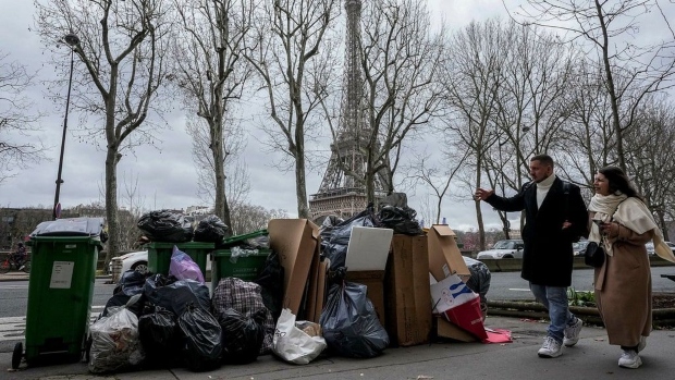 Над 5.000 тони ѓубре на улиците во Париз поради штрајкот (фото)