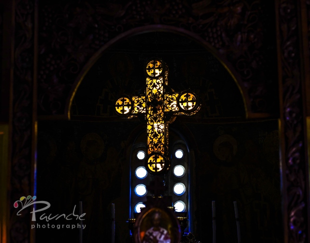 Осветлен крст -фотографија Паунче