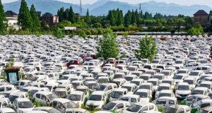 Илјадници напуштени електрични автомобили на полињата во Кина