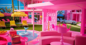 Филмска куќа на Барби: Фантазија на три ката во сите нијанси на розова (ВИДЕО)