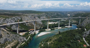 Мостот Почитељ преку Неретва, висок преку 100 метри конечно споен (ВИДЕО)