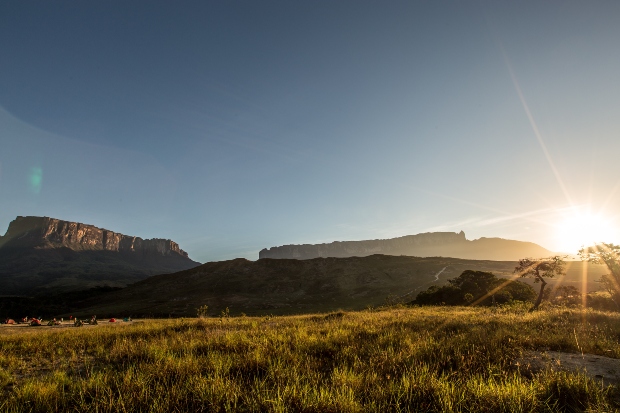 Monte_Roraima_e_Kukenan_Tepui_com_sol_radiante