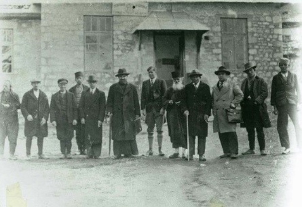Слика 3 – селскиот одбор пред училиштето