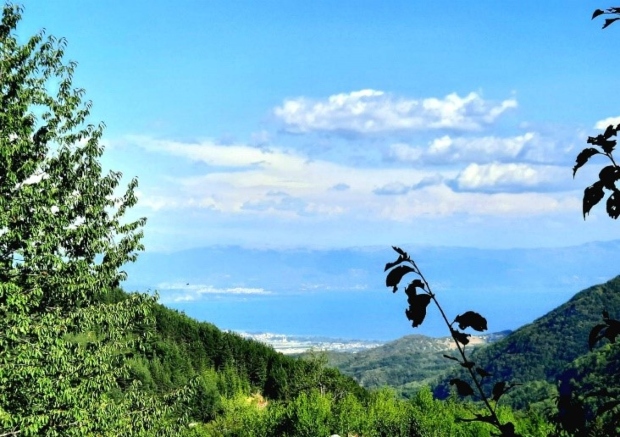 слика 1 - поглед кон Охридско Езеро