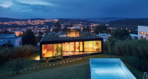 Архитектонска мимикрија: Магична куќа со стаклена фасада и зелен кров