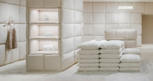 АМО проектирале ентериер од перници за бутикот Jacquemus во Париз