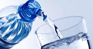 Опасност демне во пластичното шише со вода: Содржи 240 илјади нанопластични честички