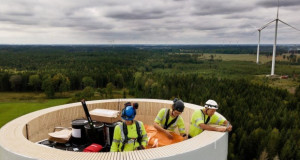 Во Шведска поставена највисоката ветерна турбина во светот со дрвен столб